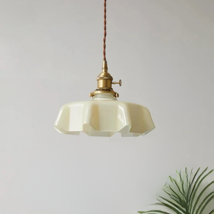 Messing pendellampe i fransk design – Elegant taklampe til stue | Skanto