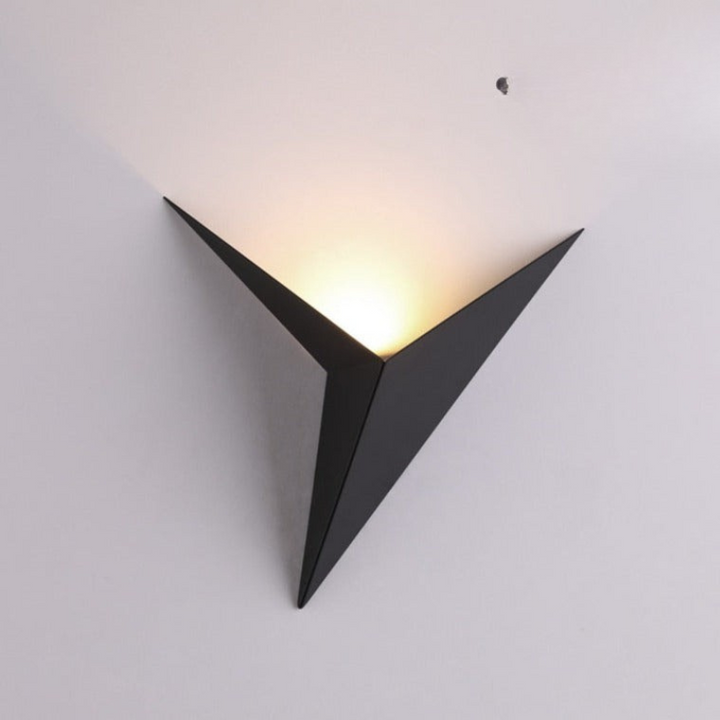 Skanto | Triangulær Vegglampe – Minimalistisk Design