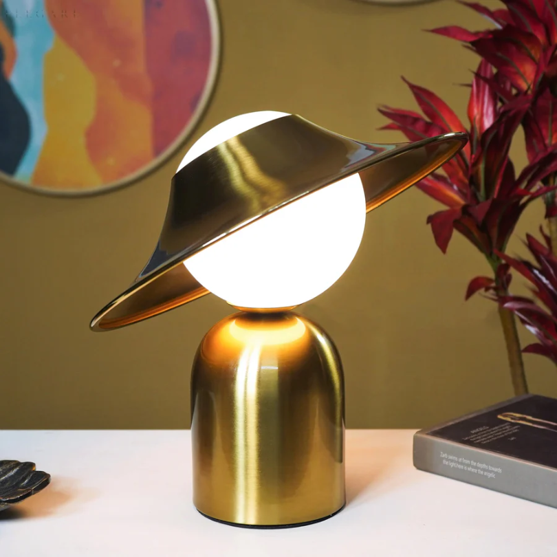 GoldAura Bordlampe - Elegant Gylden Belysning for Hjemmet Skanto