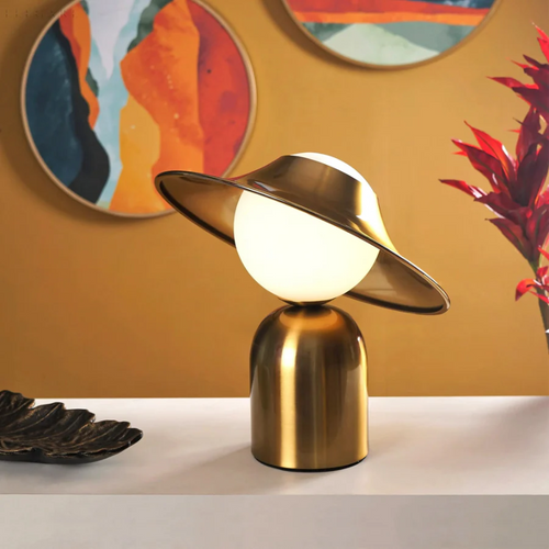 GoldAura Bordlampe - Elegant Gylden Belysning for Hjemmet Skanto