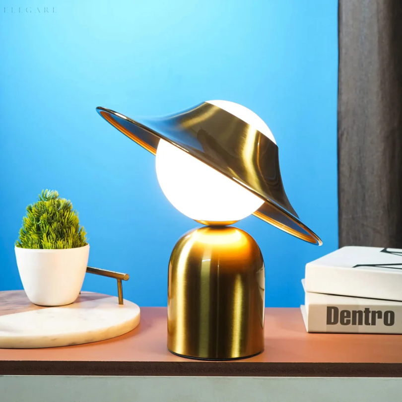 GoldAura Bordlampe - Elegant Gylden Belysning for Hjemmet Skanto