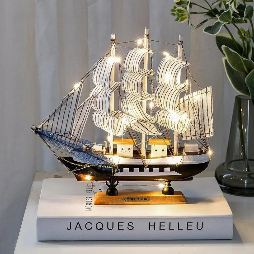 Skanto | Royaleva Nordic Wood Sailboat Sculpture - LED-belyst dekorativt stykke, batteridrevet