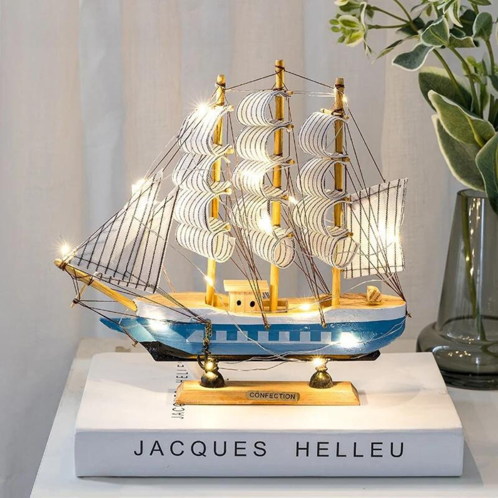 Skanto | Royaleva Nordic Wood Sailboat Sculpture - LED-belyst dekorativt stykke, batteridrevet