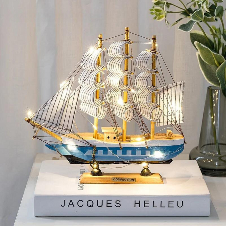 Skanto | Royaleva Nordic Wood Sailboat Sculpture - LED-belyst dekorativt stykke, batteridrevet