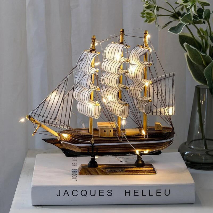Skanto | Royaleva Nordic Wood Sailboat Sculpture - LED-belyst dekorativt stykke, batteridrevet