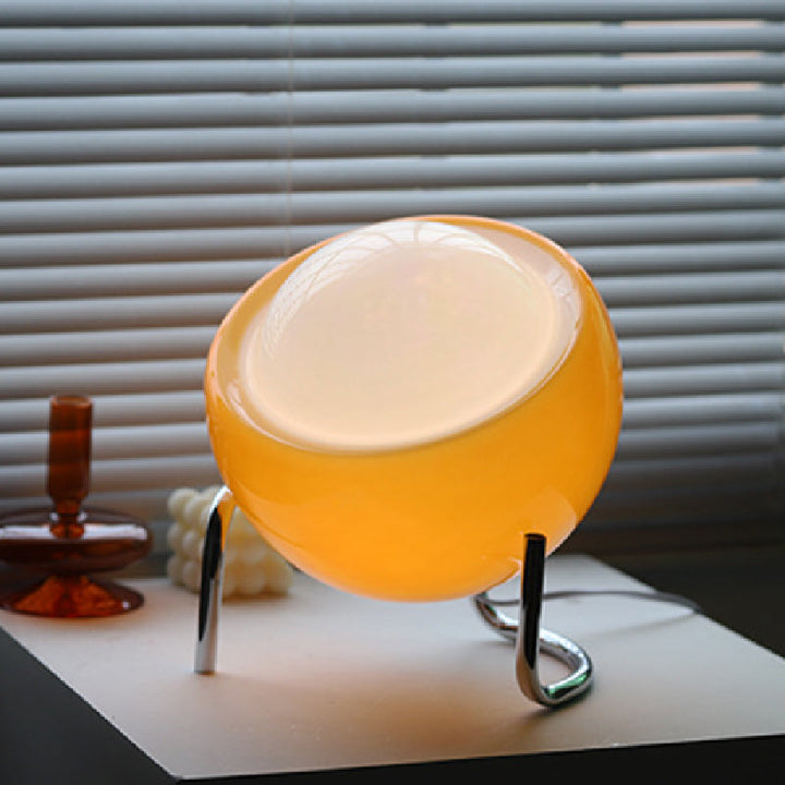 Skanto | Stilig retro bordlampe som kombinerer Bauhaus-estetikk og middelaldersk design