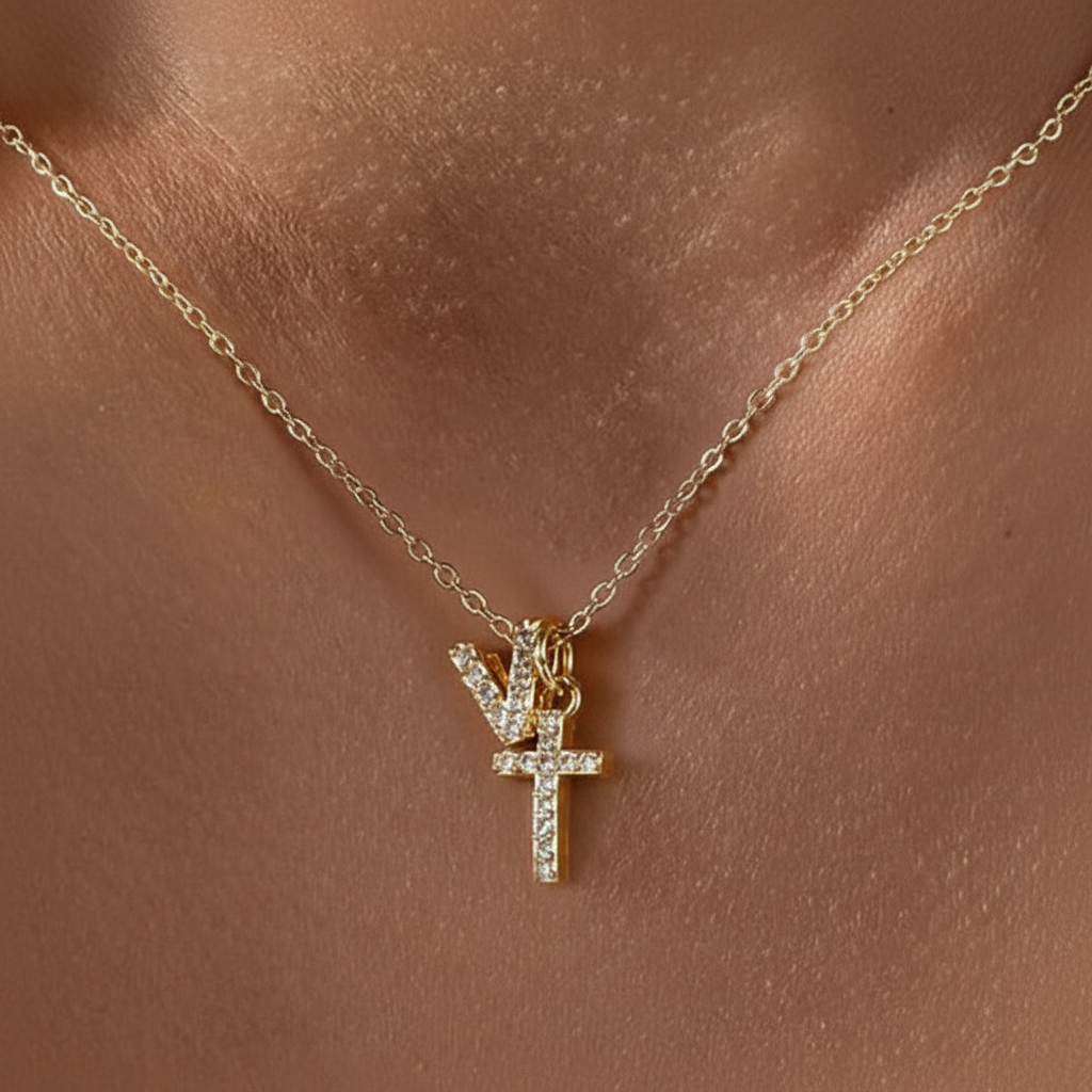 Skanto | Liten Diamant Initial & Kors Smykke