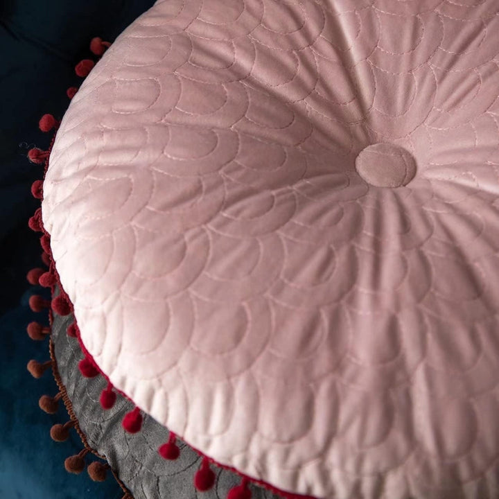 Skanto | Veloura Rund Vintage Kviltet Ottoman Putepad
