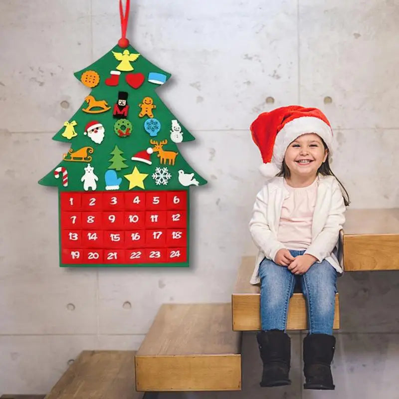 Skanto | Felt Juletre Adventskalender med 24 Lommer og Tegneserie Mønstre – Festlig Dekorasjon for Å Tell Ned til Jul