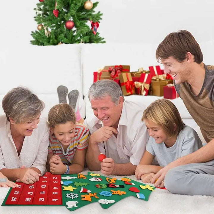 Skanto | Felt Juletre Adventskalender med 24 Lommer og Tegneserie Mønstre – Festlig Dekorasjon for Å Tell Ned til Jul