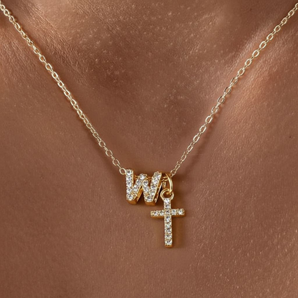 Skanto | Liten Diamant Initial & Kors Smykke