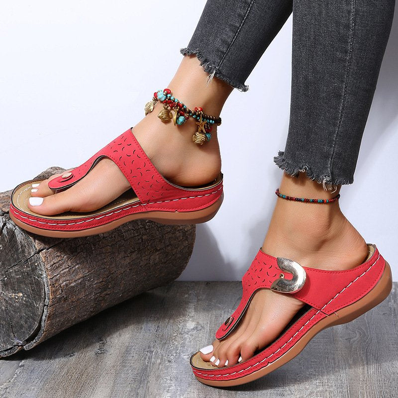 Skanto | 2022 Ny Kvinners Metall Dekor Funksjon Mønster Wedge Flip-Flops
