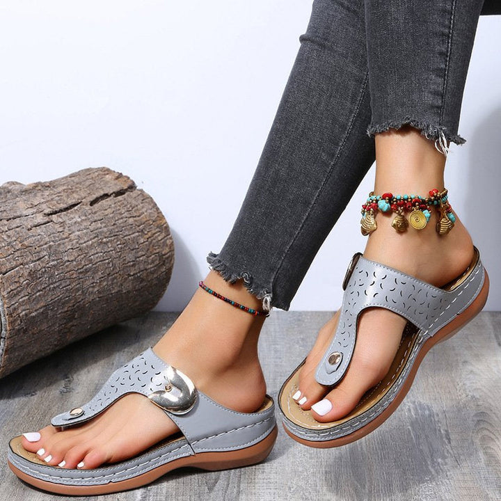Skanto | 2022 Ny Kvinners Metall Dekor Funksjon Mønster Wedge Flip-Flops