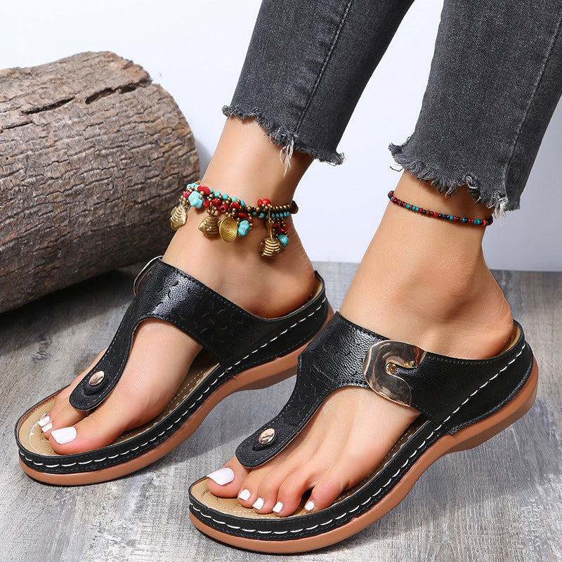 Skanto | 2022 Ny Kvinners Metall Dekor Funksjon Mønster Wedge Flip-Flops