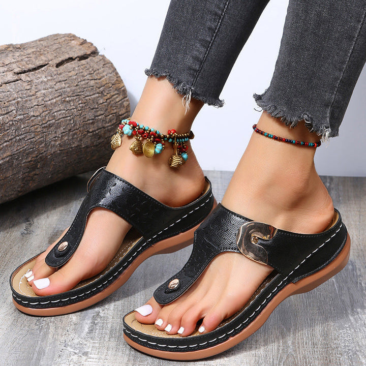 Skanto | 2022 Ny Kvinners Metall Dekor Funksjon Mønster Wedge Flip-Flops