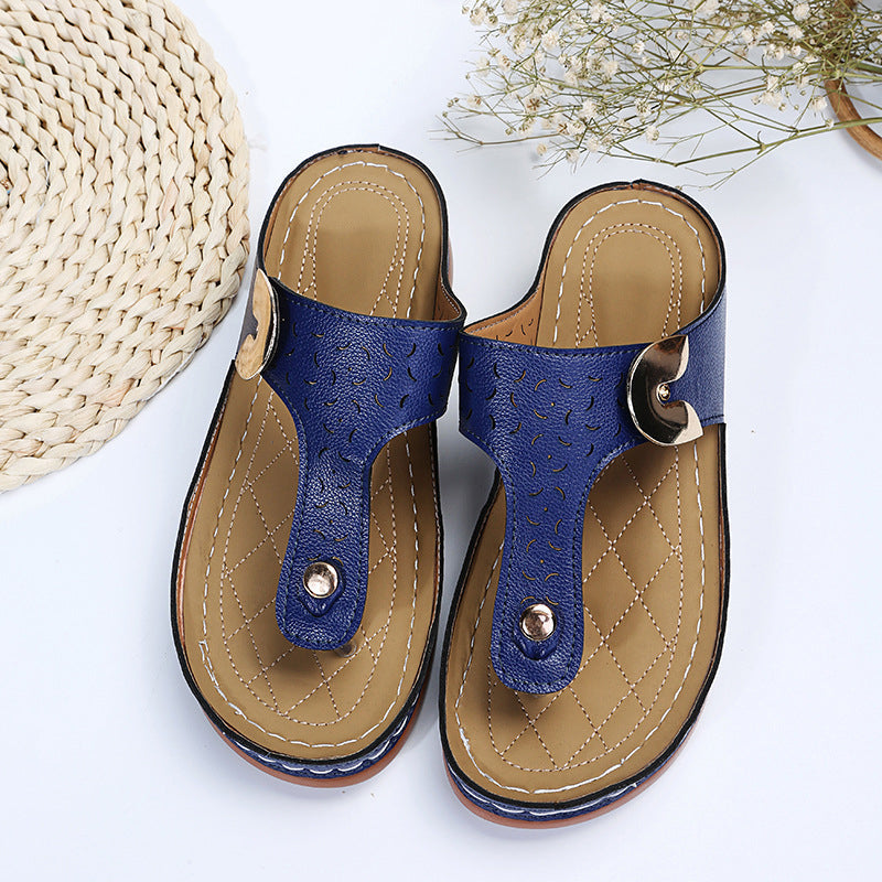 Skanto | 2022 Ny Kvinners Metall Dekor Funksjon Mønster Wedge Flip-Flops