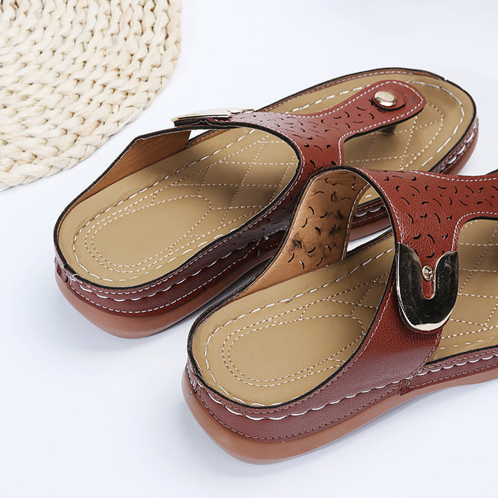 Skanto | 2022 Ny Kvinners Metall Dekor Funksjon Mønster Wedge Flip-Flops