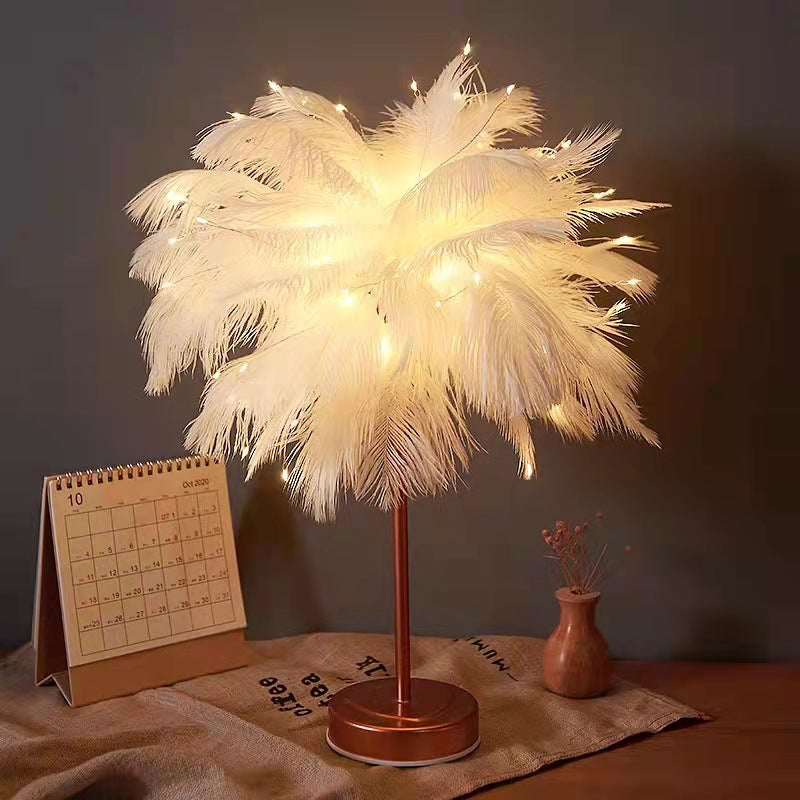 Ostrich Night Light | Eccentrisk Lampe med Fjær og Rose Gull Base | Skanto