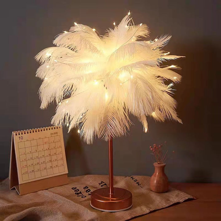 Ostrich Night Light | Eccentrisk Lampe med Fjær og Rose Gull Base | Skanto