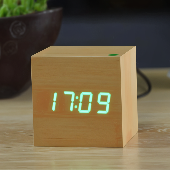 Skanto | Elegant Digital LED Klokke i Tre