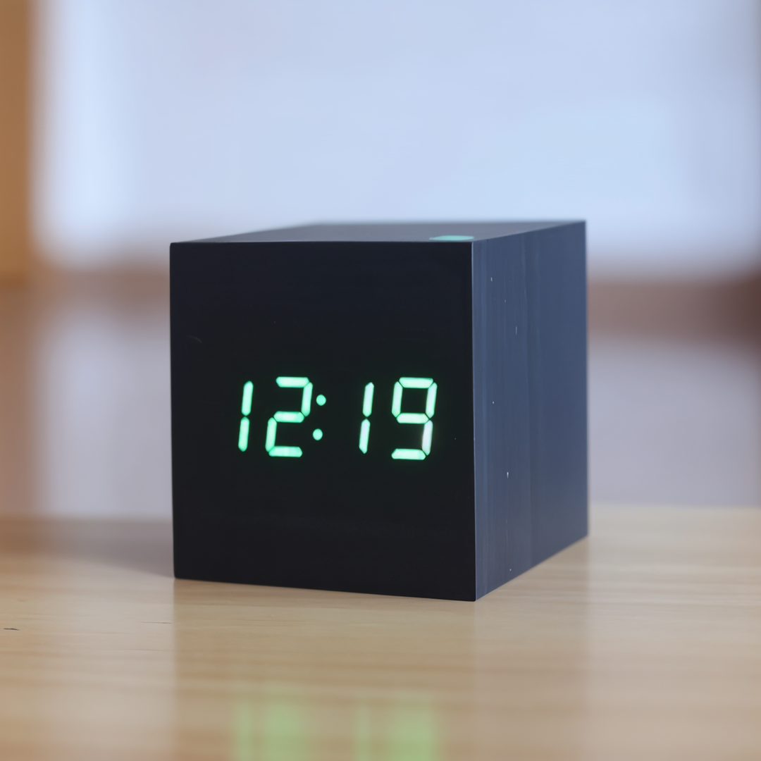 Skanto | Elegant Digital LED Klokke i Tre