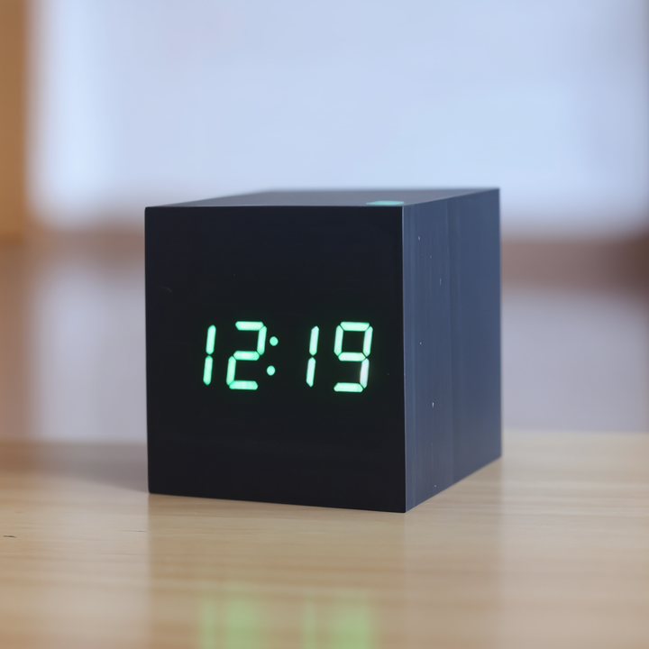 Skanto | Elegant Digital LED Klokke i Tre