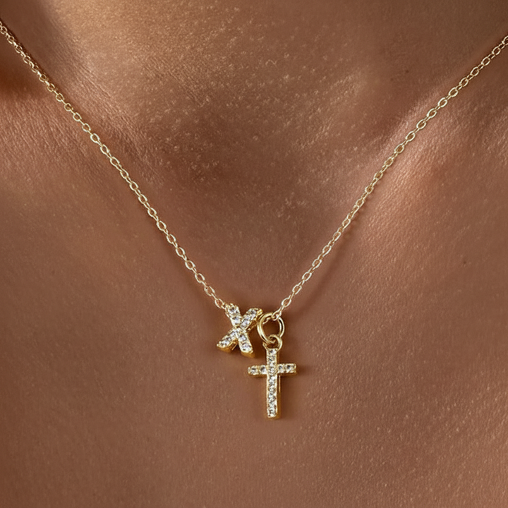 Skanto | Liten Diamant Initial & Kors Smykke