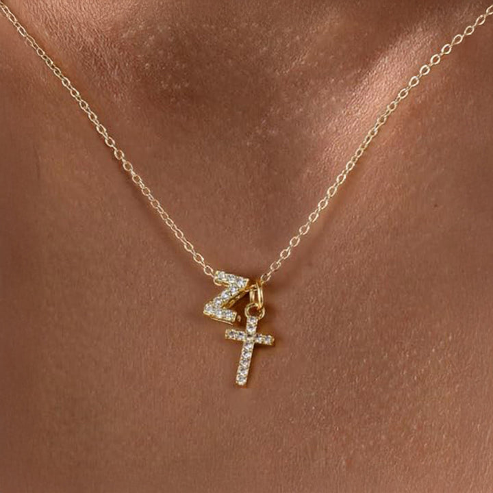 Skanto | Liten Diamant Initial & Kors Smykke