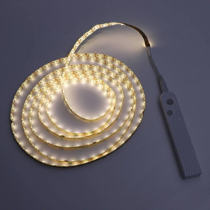 Skanto | LED lysreim med fjernkontroll – 2 meter fleksibel rem for dekorativ belysning i skap og hyller