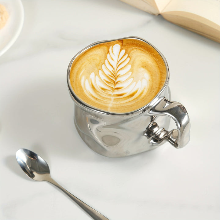 CreArt Mug – Håndlaget keramisk kaffekopp med unikt krøllet design | Skanto
