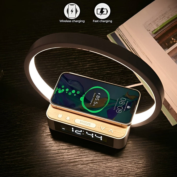 Skanto | GlowMax 3-i-1 LED Bordlampe – Trådløs Lader, Vekkerklokke & Berøringskontroll