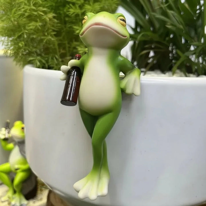 Tipsy Frog Pot Hanger | Skanto