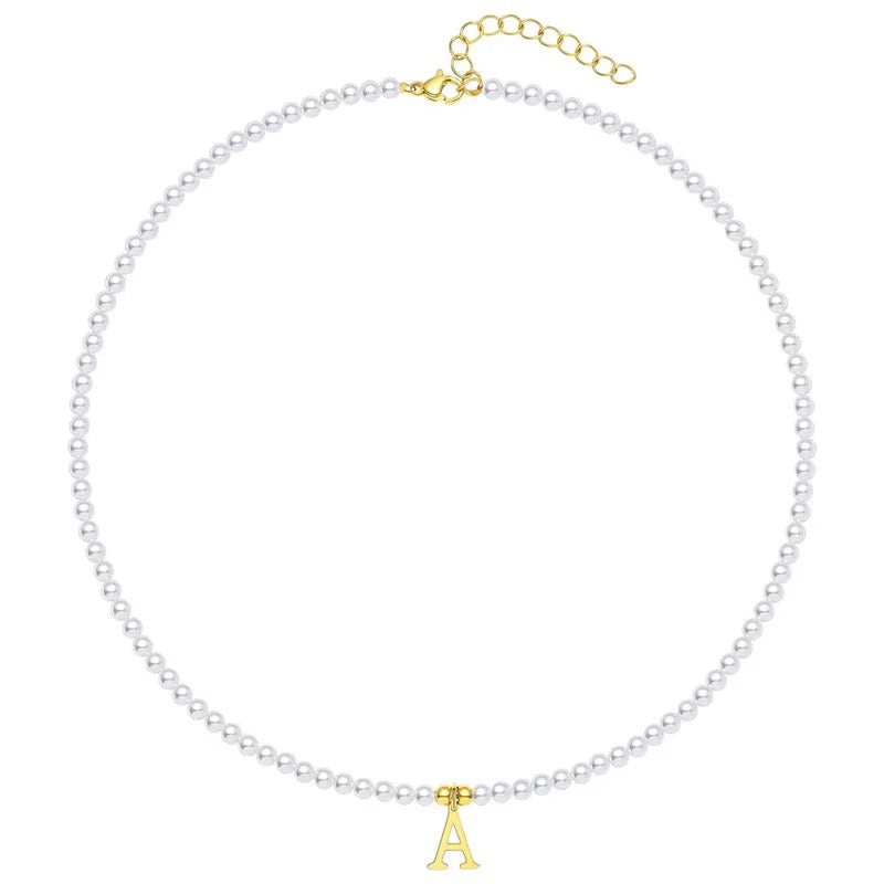 Skanto | Elegant gullbelagt perle bokstav initial halskjede