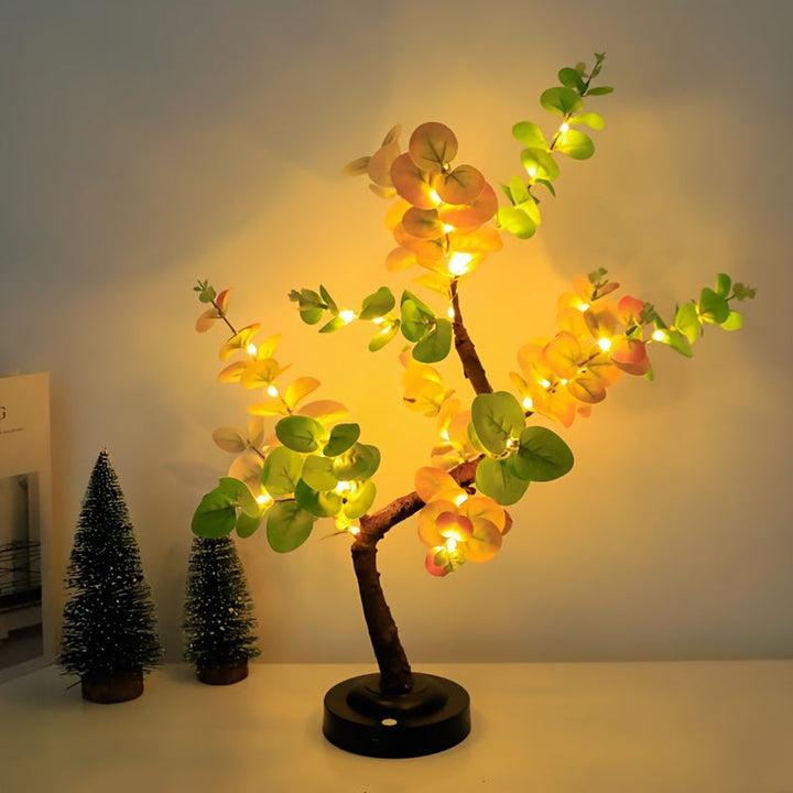 EucalyptusGlow Tre - LED Bonsai Lampe med Oppladbar Drive Skanto