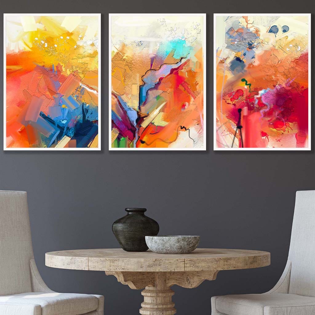 Abstrakt, fargerikt sett med tre veggkunstverk i oransje, rosa og rødt.