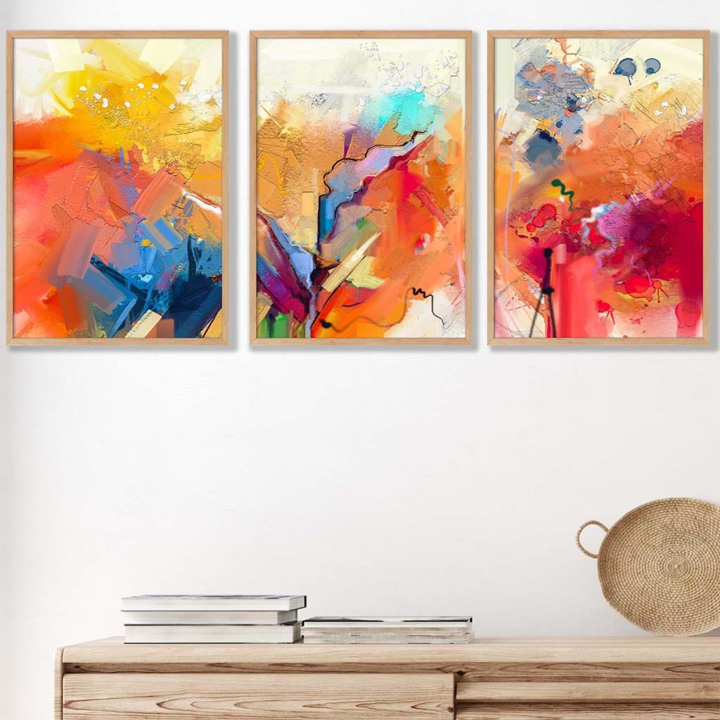 Abstrakt, fargerikt sett med tre veggkunstverk i oransje, rosa og rødt.