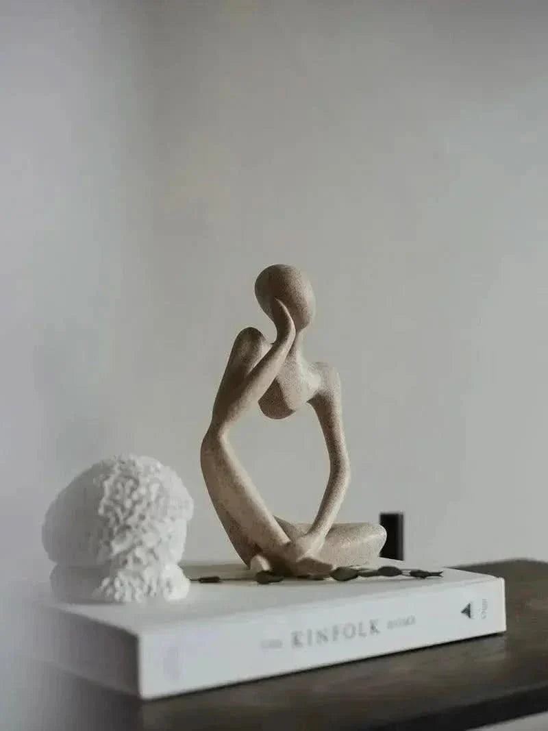 Skanto | Abstract Thinker Resin Sculpture – Hjemmedekorasjon