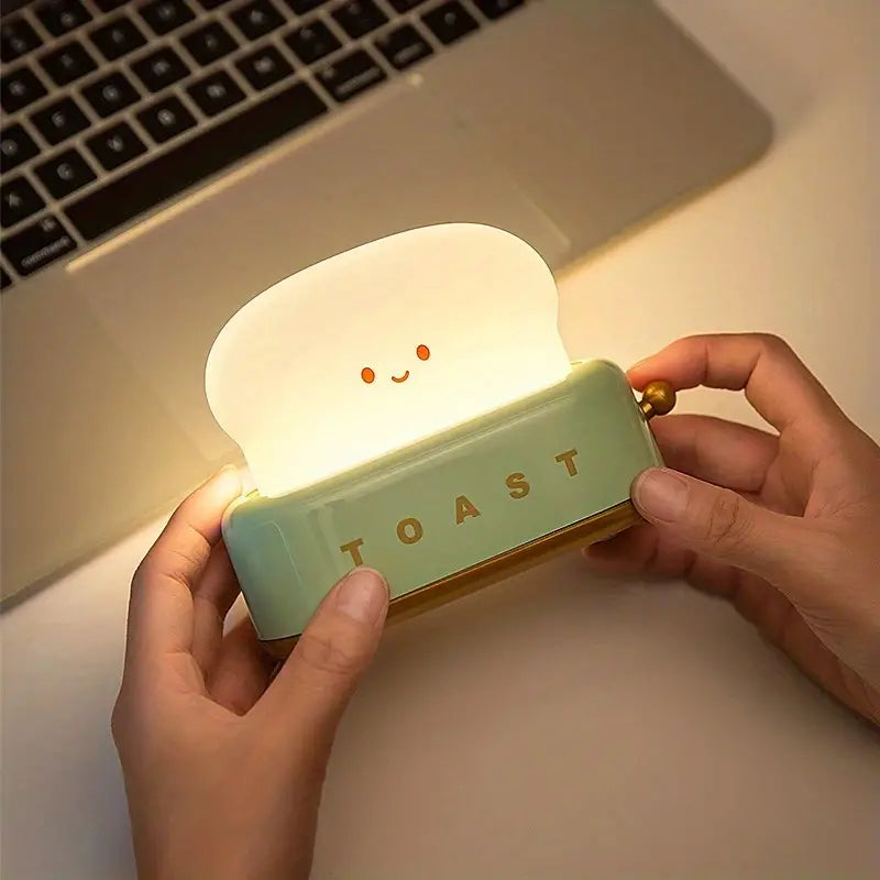 Skanto | Skjermet Nattbordlampe – Kawaii Toast LED lampe for Koselig Belysning