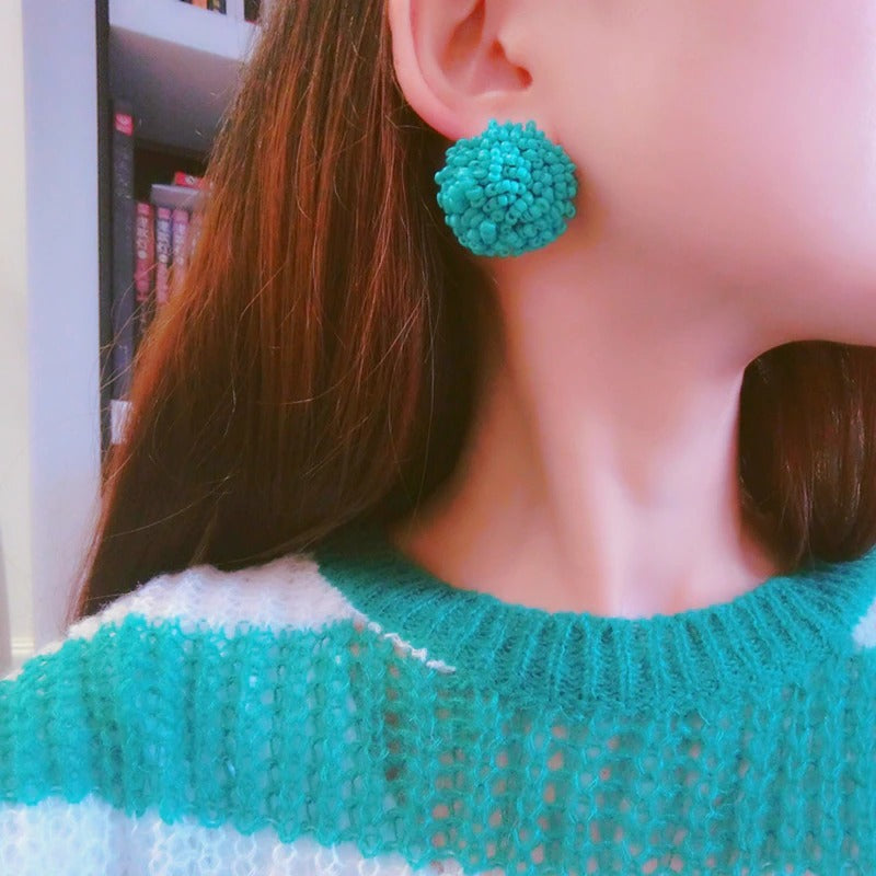 Skanto | Lys og morsom håndlaget multicolor perle pompom stud øredobber