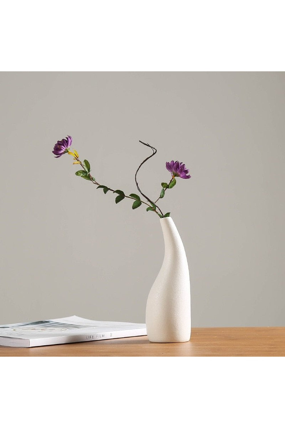 Moderne hvite eleganse vaser