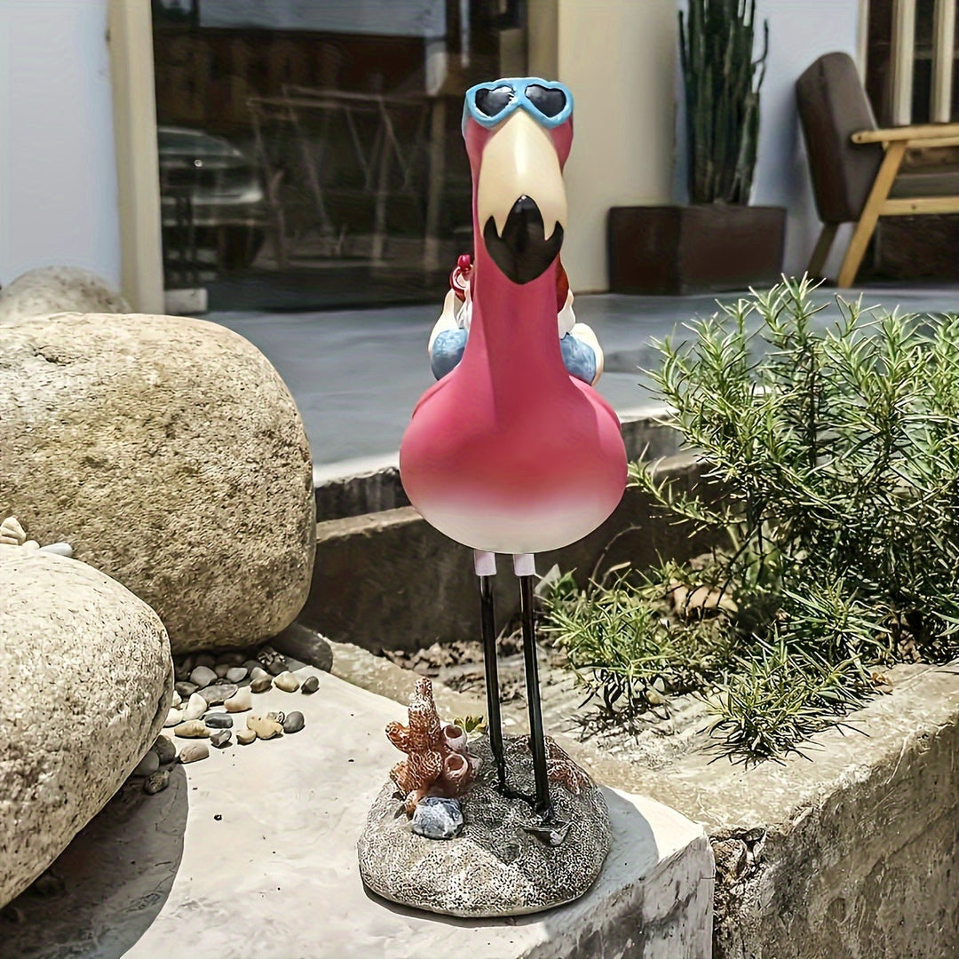 Skanto | Flamingo avslappende hagegnom statue