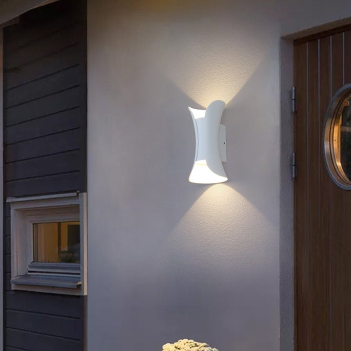 Skanto | Elegant Vanntette LED-lamper med Buet Form for Hagen
