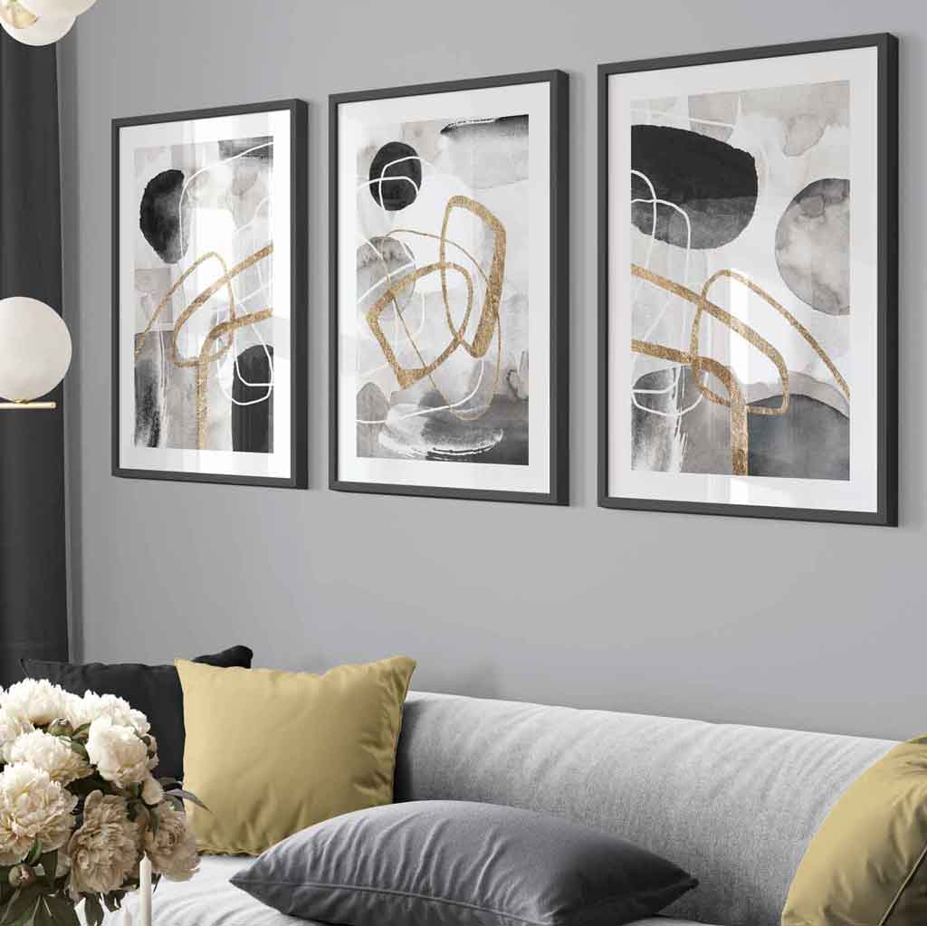 Abstrakte former i svart, grått og gull, sett med 3 innrammede veggkunstverk