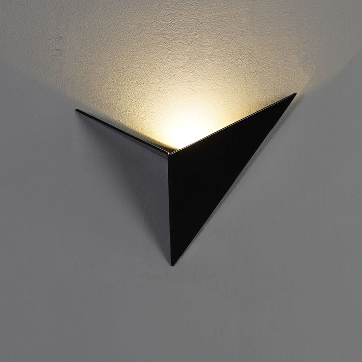 Skanto | Moderne LED Triangulær Vegglampe for Stilige Interiører