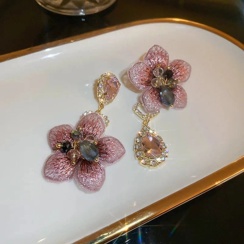 Skanto | Asymmetrisk oriental hibiskus krystall øredobber