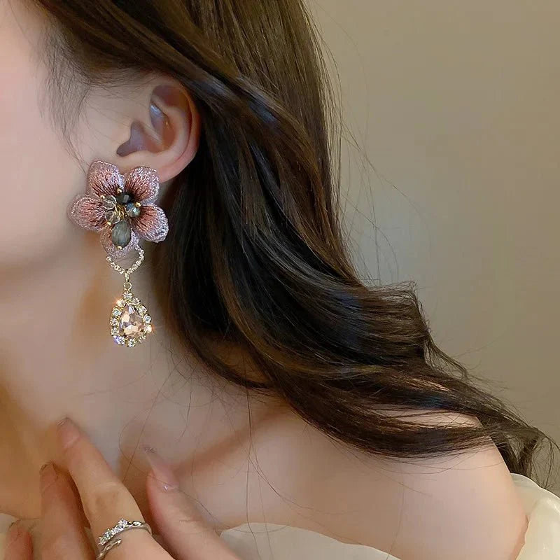 Skanto | Asymmetrisk oriental hibiskus krystall øredobber