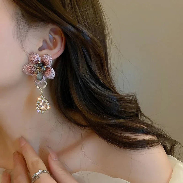 Skanto | Asymmetrisk oriental hibiskus krystall øredobber