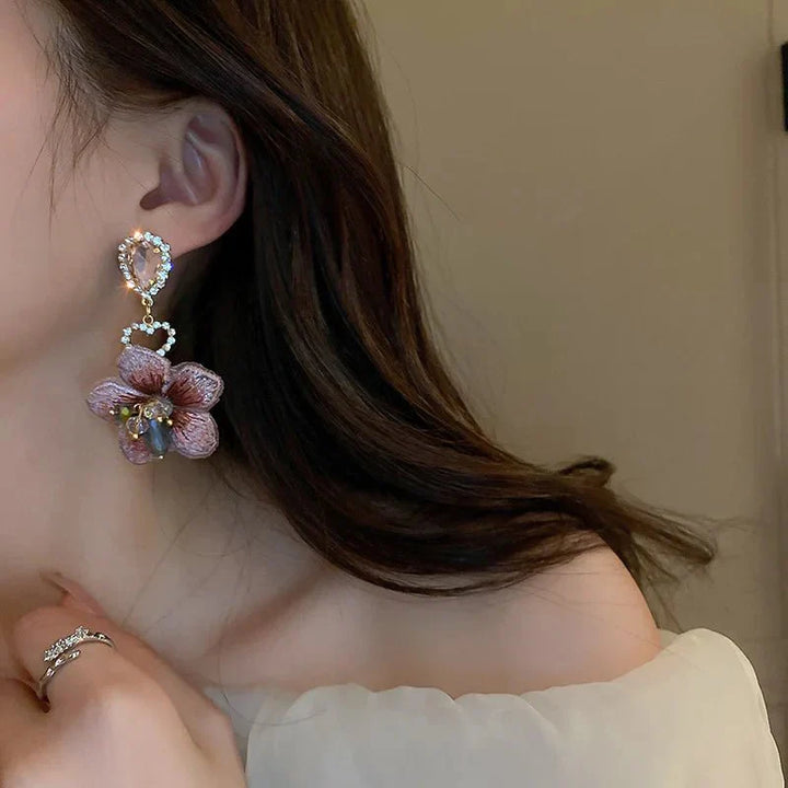 Skanto | Asymmetrisk oriental hibiskus krystall øredobber