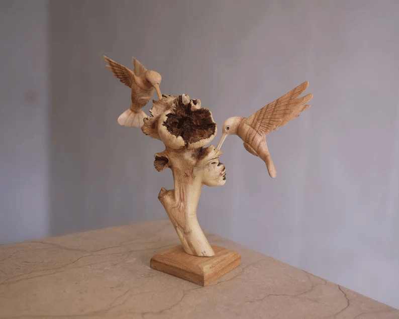 Skanto | Kolibri som spiser på en blomst, Håndlaget skulptur