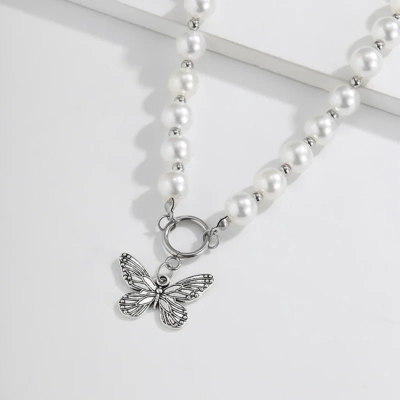 Skanto | Perlebelagt sommerfugl anheng choker halskjede